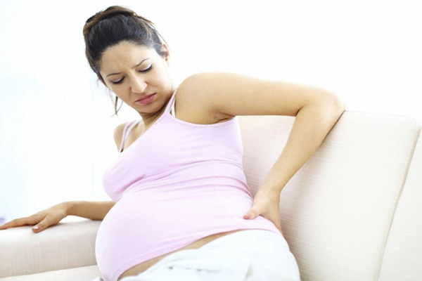 Đau xương chậu ở phụ nữ mang thai thường là những cơn đau âm ỉ kéo dài hoặc đau đột ngột dữ dội
