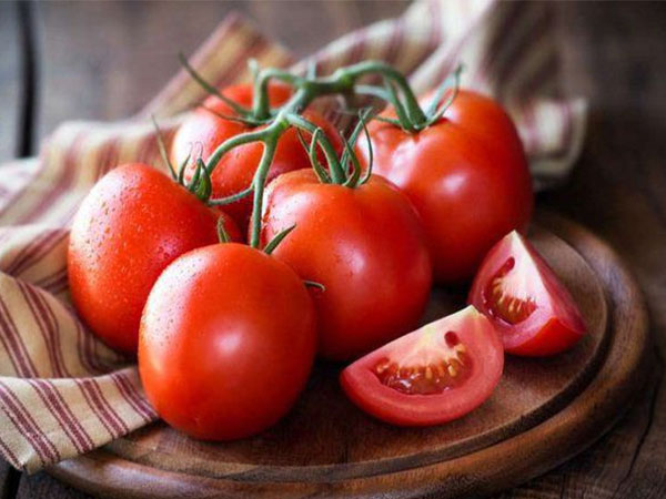 Cà chua chứa nhiều chứa nhiều Vitamin A, C, K, magie,...
