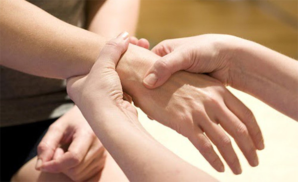Xoa bóp kết hợp massage hai tay