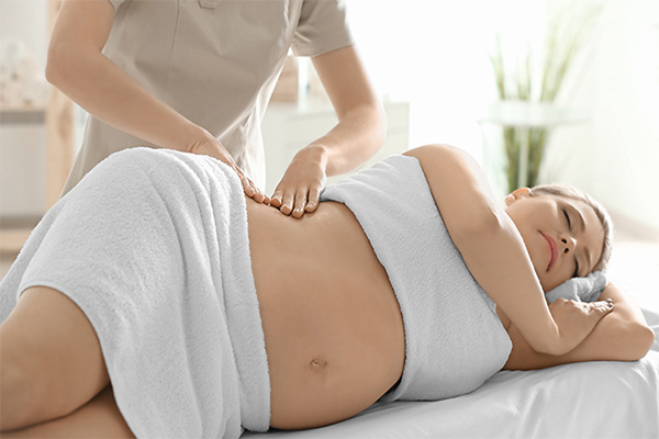 Massage nhẹ nhàng vùng xương chậu 