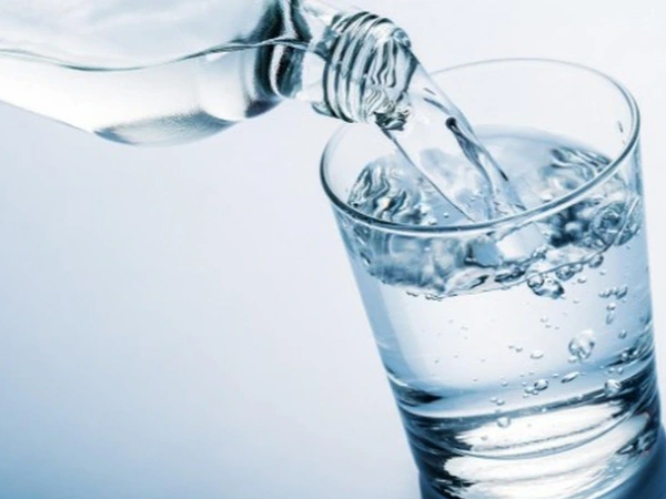 Uống ít nước cũng khiến bạn bị nóng trong do không cung cấp đủ nước cho cơ thể 