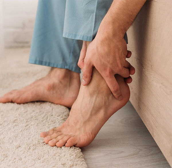 Có nhiều nguyên nhân khiến viêm gân gót chân: luyện tập quá mức, chấn thương, tuổi già,...