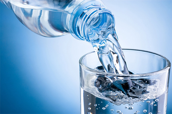 Uống đủ nước trong quá trình phục hồi cơ bắp chân
