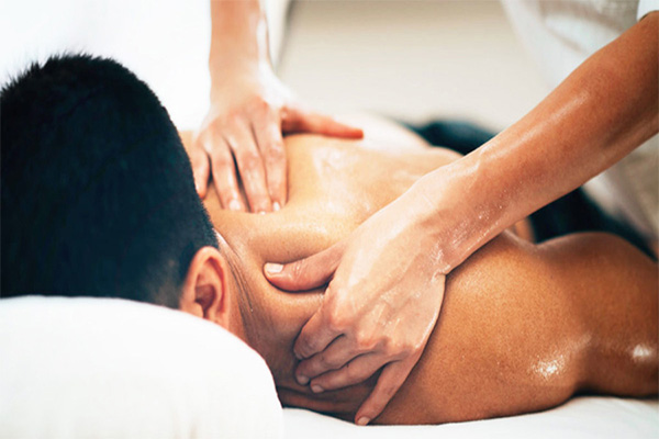 Những người bị stress, đau dây thần kinh tọa, mất ngủ nên sử dụng phương pháp massage Thái
