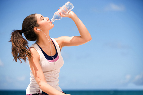 Uống đủ nước mỗi ngày giúp đài thải các độc tố ngăn hình thành sỏi thận