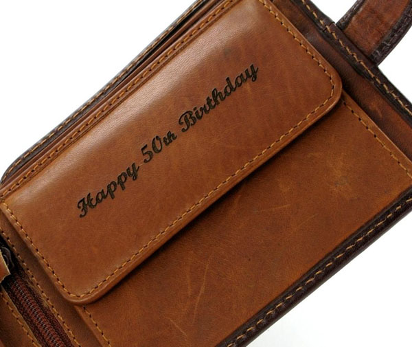 Chiếc ví như vật bất ly thân của người đàn ông, luôn được mang theo để cất giữ tiền và giấy tờ quan trọng