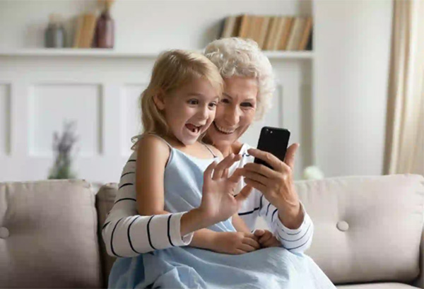 Tặng điện thoại thông minh là món quà thiết thực dành tặng bố mẹ, gắn kết người thân