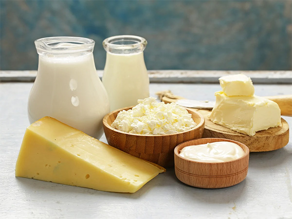 Sữa, sữa chua, pho mai chứa nhiều Canxi giúp xương khỏe mạnh