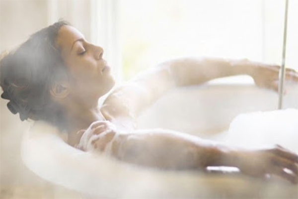 Tắm nước ấm giúp thư giãn các mạch máu từ đó giúp giảm đau 