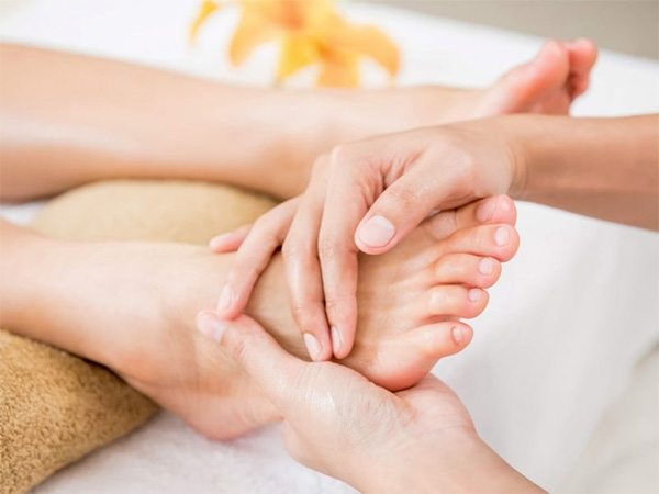 Massage chân nhẹ nhàng giúp bạn giảm đau cải thiện tình trạng viêm gân gót chân
