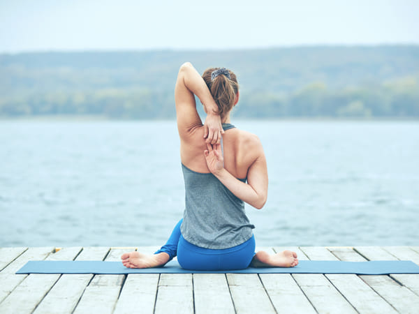 7 ngày yoga chữa bệnh đau mỏi vai gáy tư thế ngồi vặn người