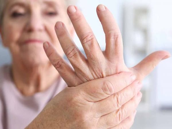Bàn tay bị đau nhức do tuổi tác