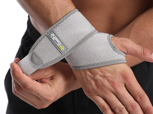 Bàn tay bị đau nhức nên sử dụng thiết bị hỗ trợ