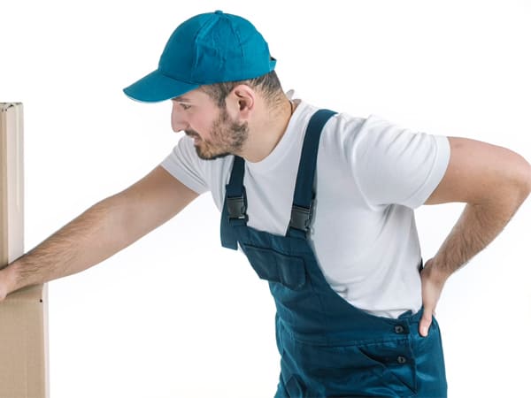 Làm việc nặng khiến đau lưng ở nam giới
