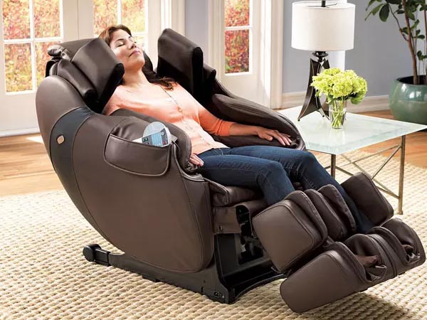 Ngồi ghế massage là cách điều trị mất ngủ tại nhà