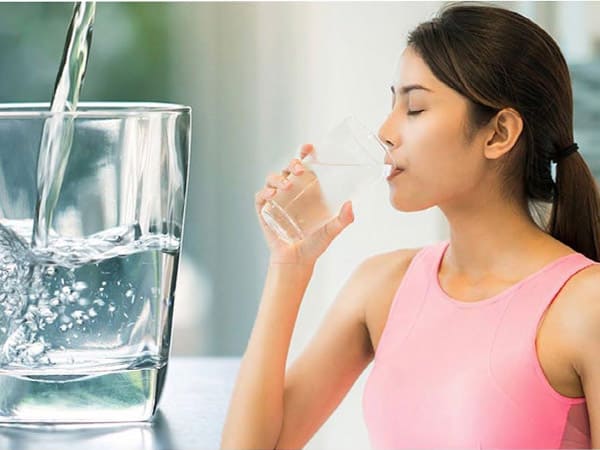 Uống nước ấm để giảm đau lưng khi tới tháng
