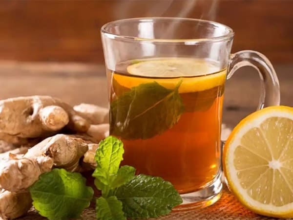 Uống trà gừng giảm đau lưng khi tới tháng