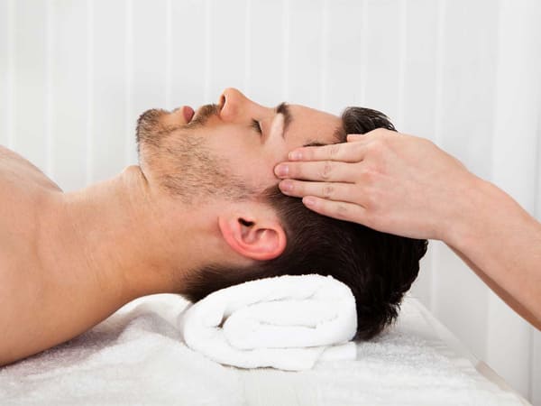 cách massage đầu cổ cho chồng