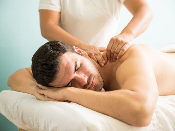 Massage lưng và vai thư giãn cho ông xã