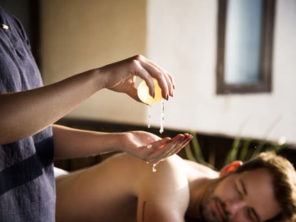 cách massage toàn thân cho nam bằng tinh dầu