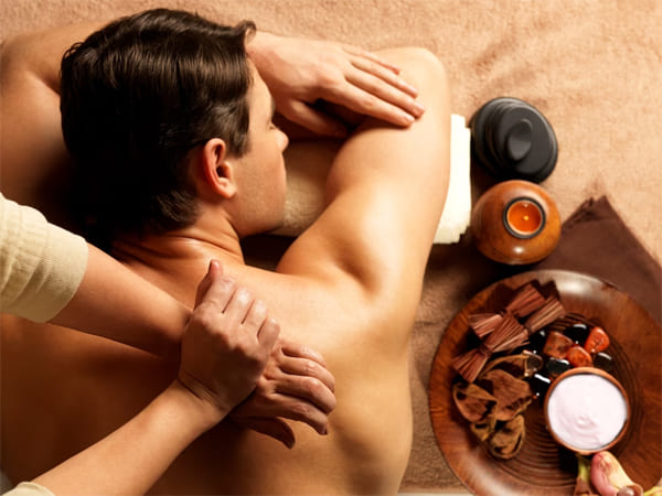 cách massage toàn thân cho nam bằng tinh dầu trong quá trình massage
