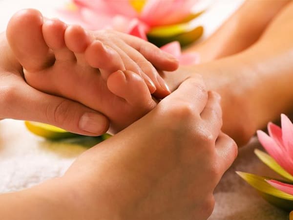 massage chân cho phụ nữ