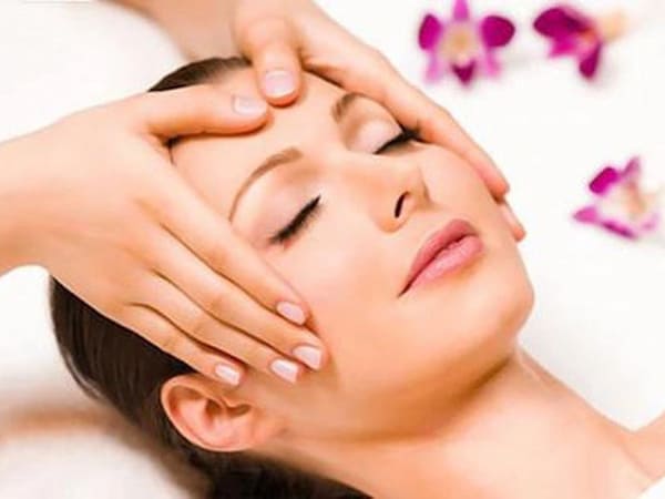 Massage mặt cho phụ nữ