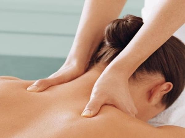 Massage vai và cổ cho phụ nữ