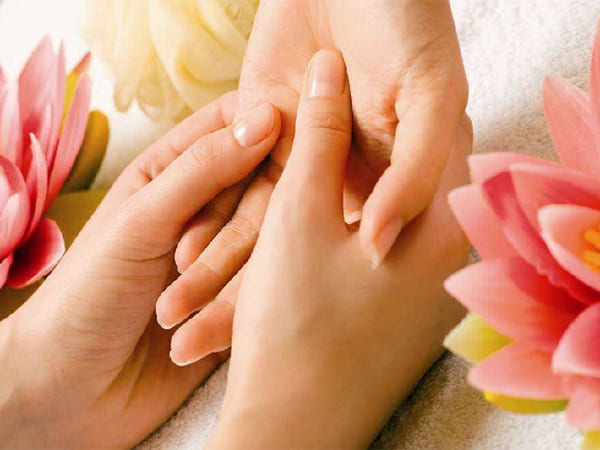 Massage bàn tay cho phụ nữ