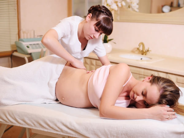 Cách trị đau lưng cho bà bầu bằng việc massage lưng