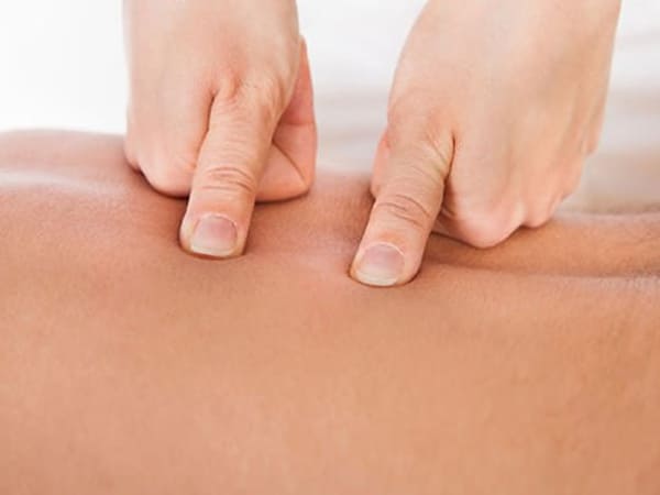 massage bấm huyệt vùng lưng