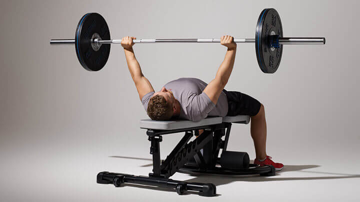 Bench press là một bài tập bổ trợ cho chạy 100m nhằm nâng cao sức mạnh thể lực