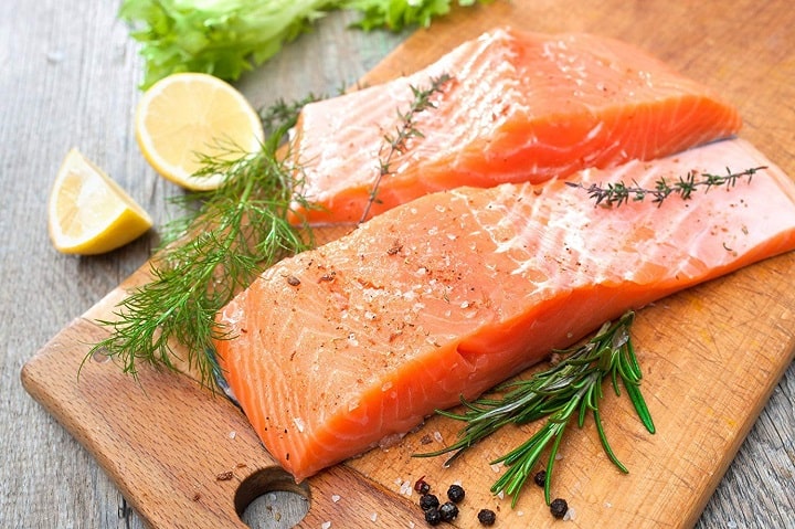 Cá hồi là thực phẩm nên ăn vào buổi trưa để giảm cân