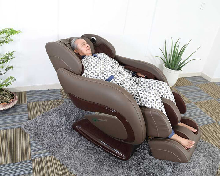 Sử dụng ghế massage chế độ nhẹ nhàng phù hợp cho người già