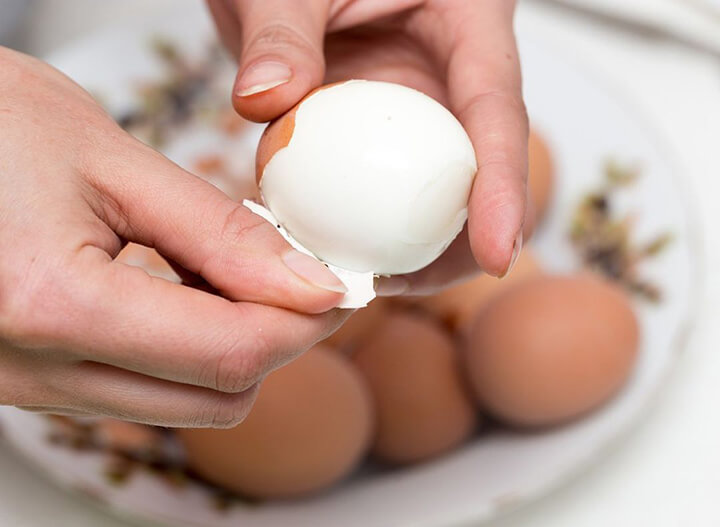Massage giảm thâm quầng mắt hiệu quả với trứng gà luộc