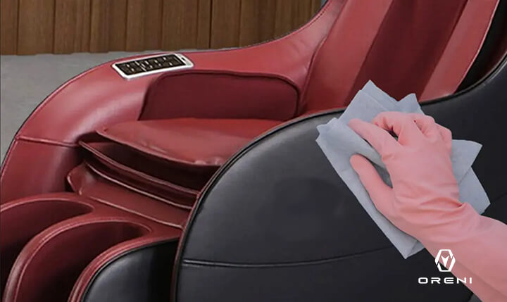 Lau chùi cẩn thận phần da ghế massage bằng dung dịch chuyên dụng