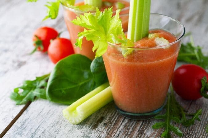 Sinh tố cần tây và cà chua là một trong những loại đồ uống tốt cho kế hoạch giảm cân của bạn