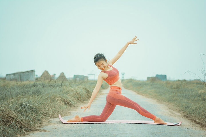 Thường xuyên tập Yoga giúp bạn có tinh thần vui tươi, thoải mái hơn.