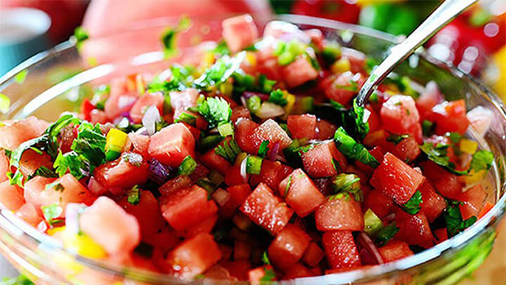 Salad dưa hấu là món ăn trong thực đơn giảm cân được nhiều chị em yêu thích