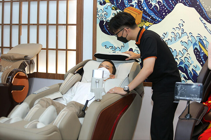 Khách hàng trải nghiệm ghế massage ngay tại showroom