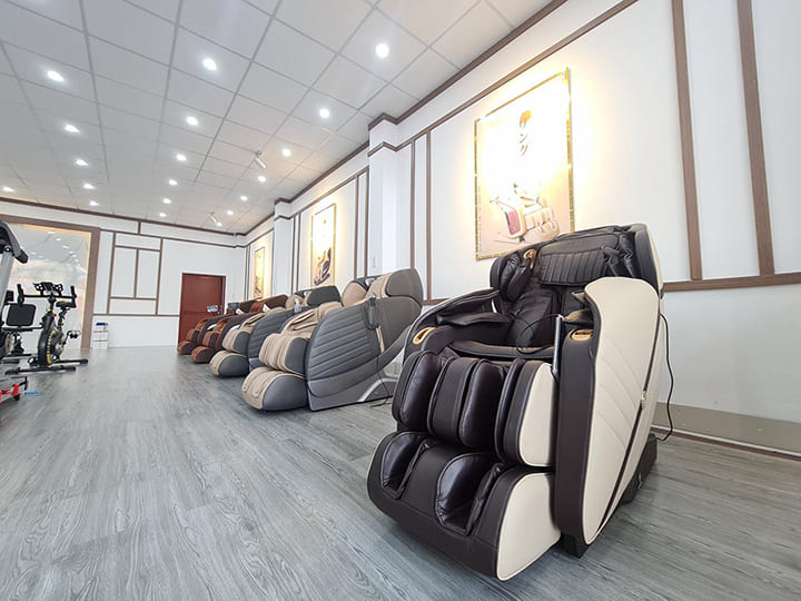 Không gian rộng rãi cho khách hàng thoải mái trải nghiệm ghế massage