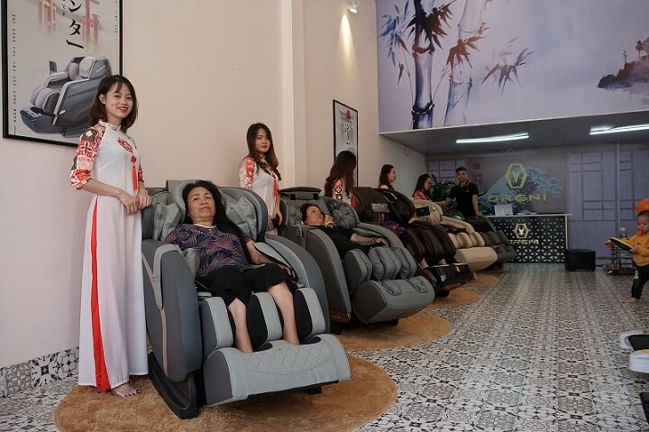 Khách hàng trải nghiệm ghế massage tại Oreni Sơn La