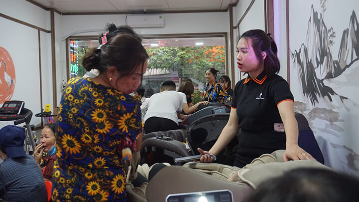 Khách hàng trải nghiệm ghế massage Oreni Quảng Ninh tại cửa hàng
