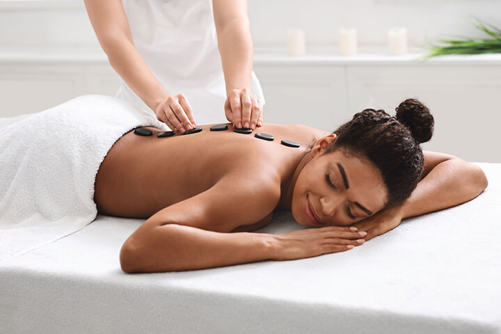 Mọi phiền muộn căng thẳng sẽ tiêu biến với phương pháp massage đá nóng
