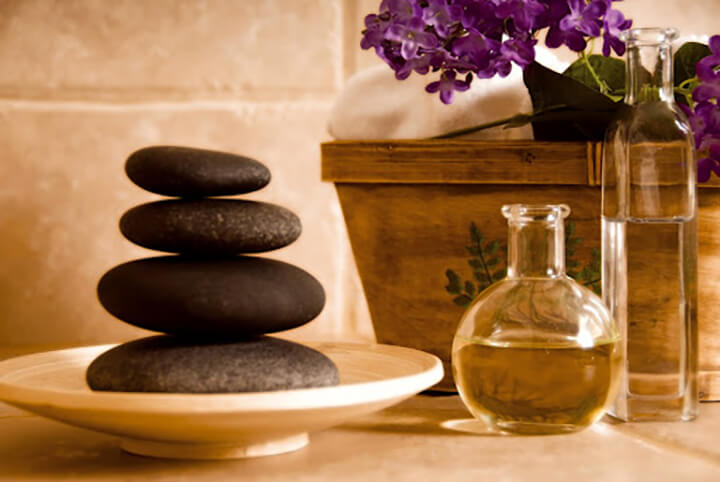 Massage cơ thể bằng đá nóng làm giảm bệnh tự miễn
