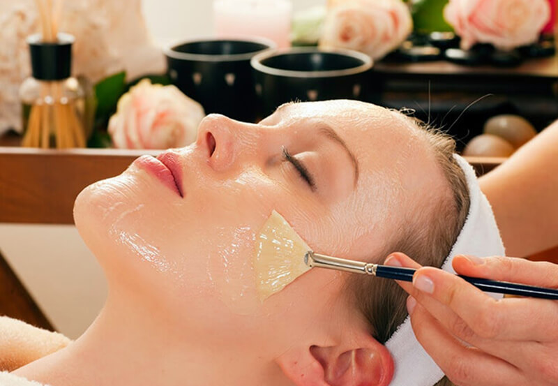 Cách massage mặt bằng dầu dừa cho da sáng mịn tự nhiên