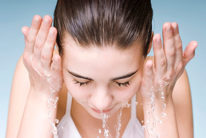 Rửa mặt lại bằng nước sạch sau khi massage.