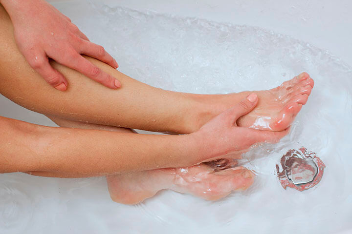 Ngâm chân nước muối giúp loại độc tố khỏi cơ thể