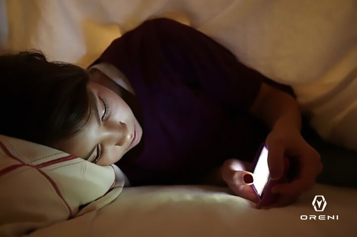 Sử dụng điện thoại vào ban đêm dễ khiến bạn bị mất ngủ