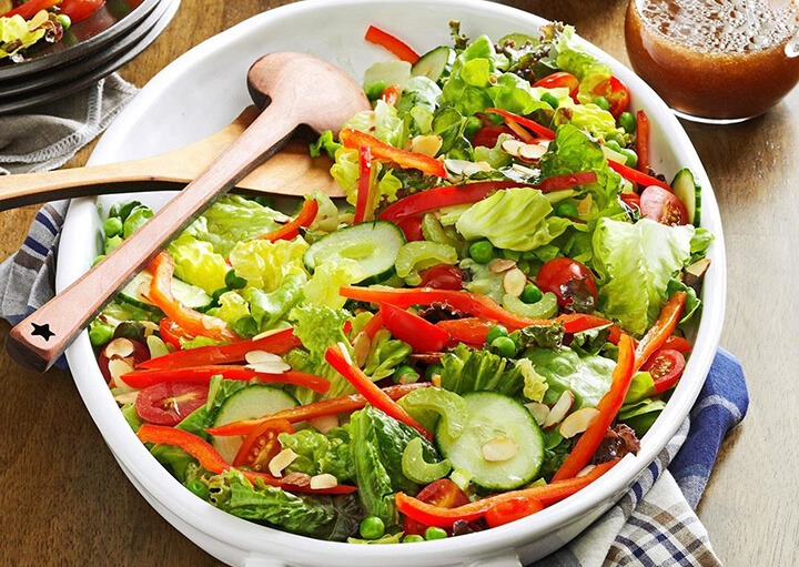 Salad rau củ luộc trộn sốt mayonnaise là món ăn giảm cân dành cho tất cả mọi người